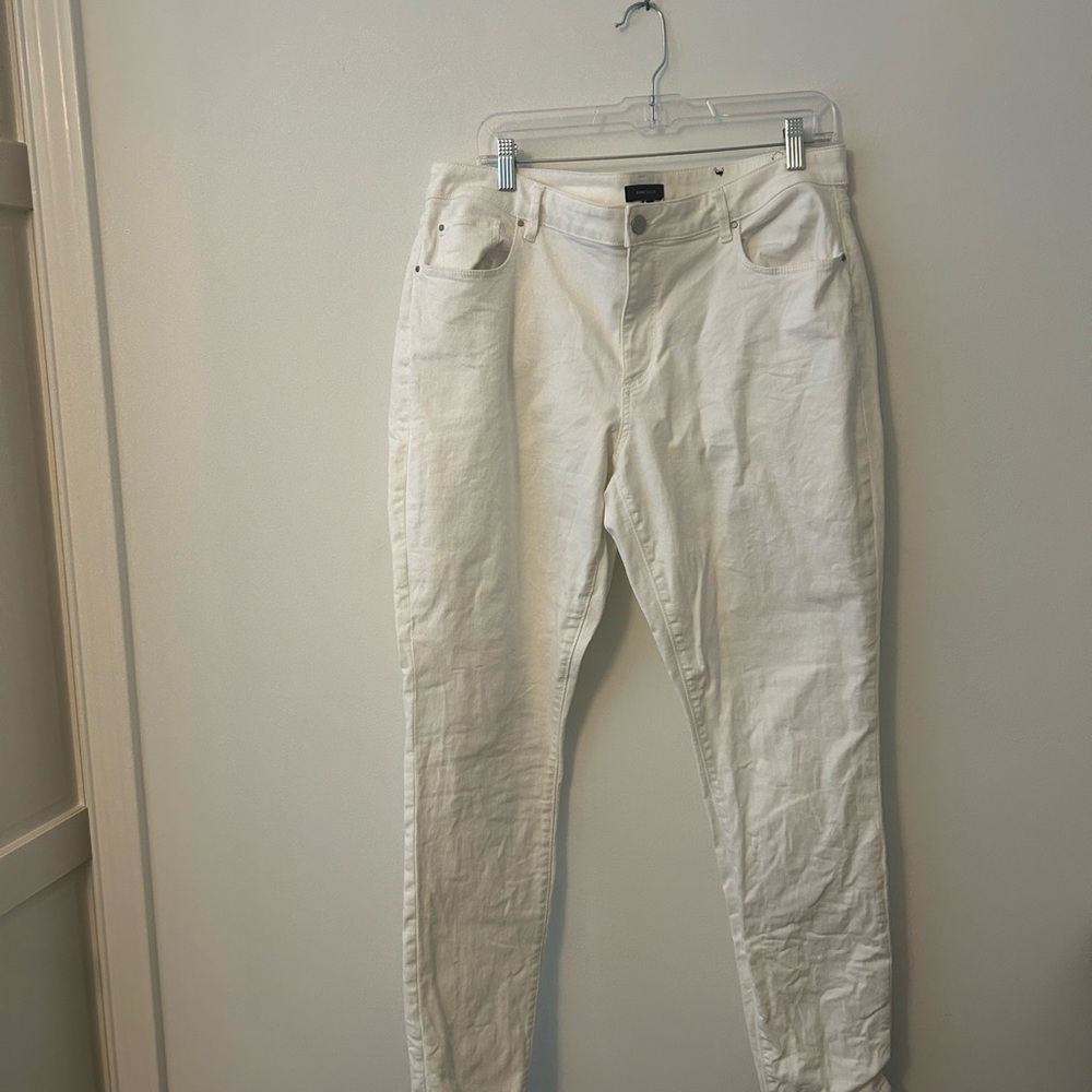 Women’s White Stretch Jeans - Classic Fit